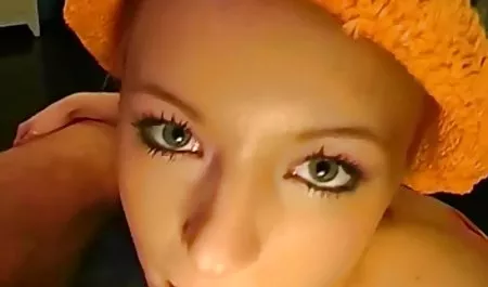 Zapierające dech w filmy pirno piersi dziewczyna mama matka w bieliźnie nago nudystów obozu
